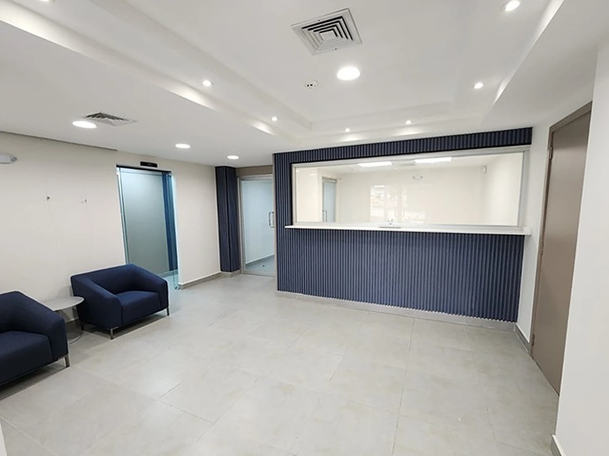 Sala de espera renovada del Consulado de Grecia