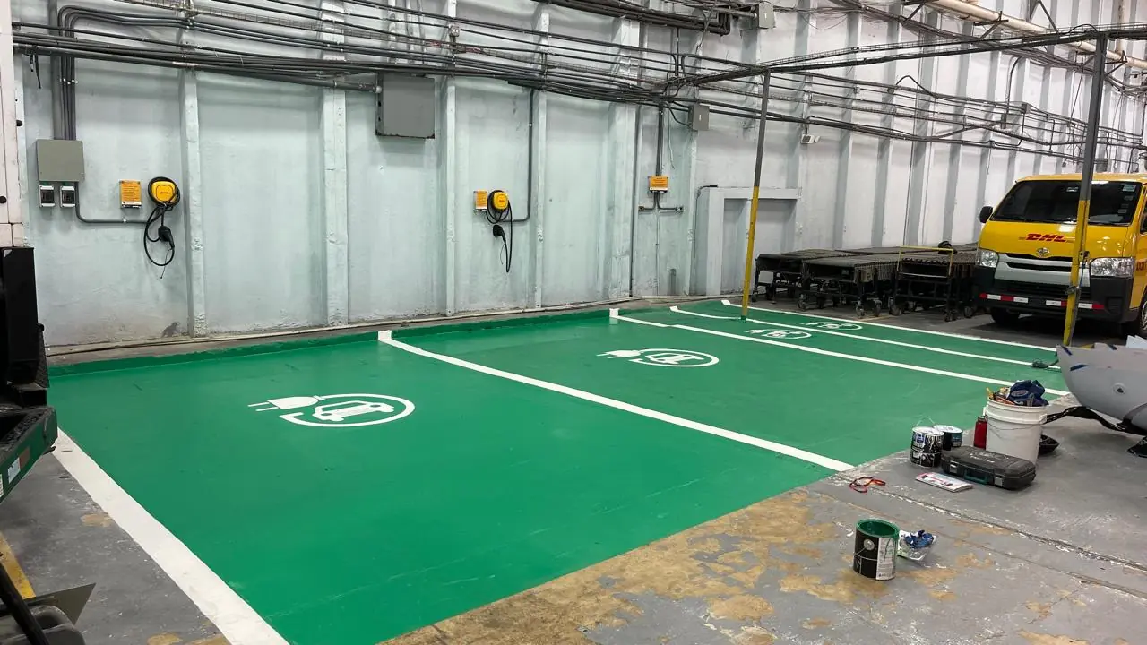 Espacio de carga de DHL en Colón