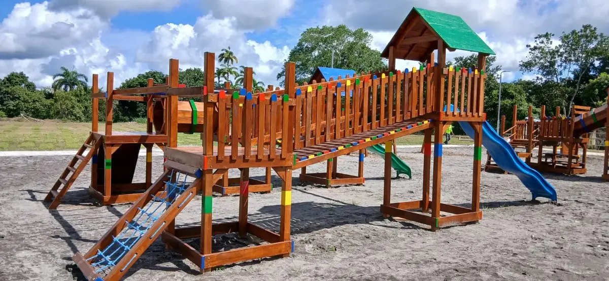 Parque infantil de madera con rampas y toboganes