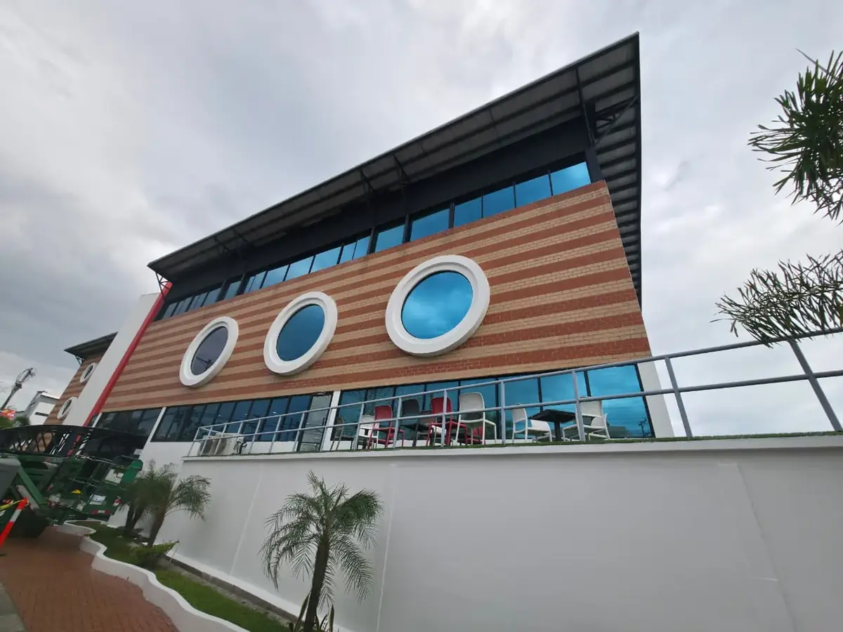 Fachada pintada de un edificio de oficinas