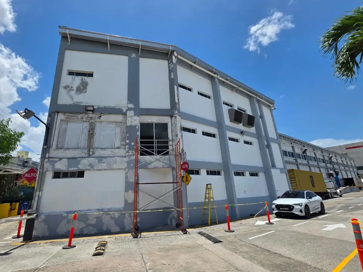 Edificio La Suprema durante reparación y pintura