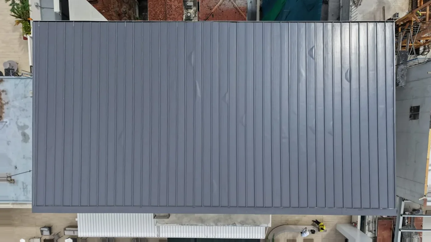 Vista aérea de una cubierta de termopanel gris